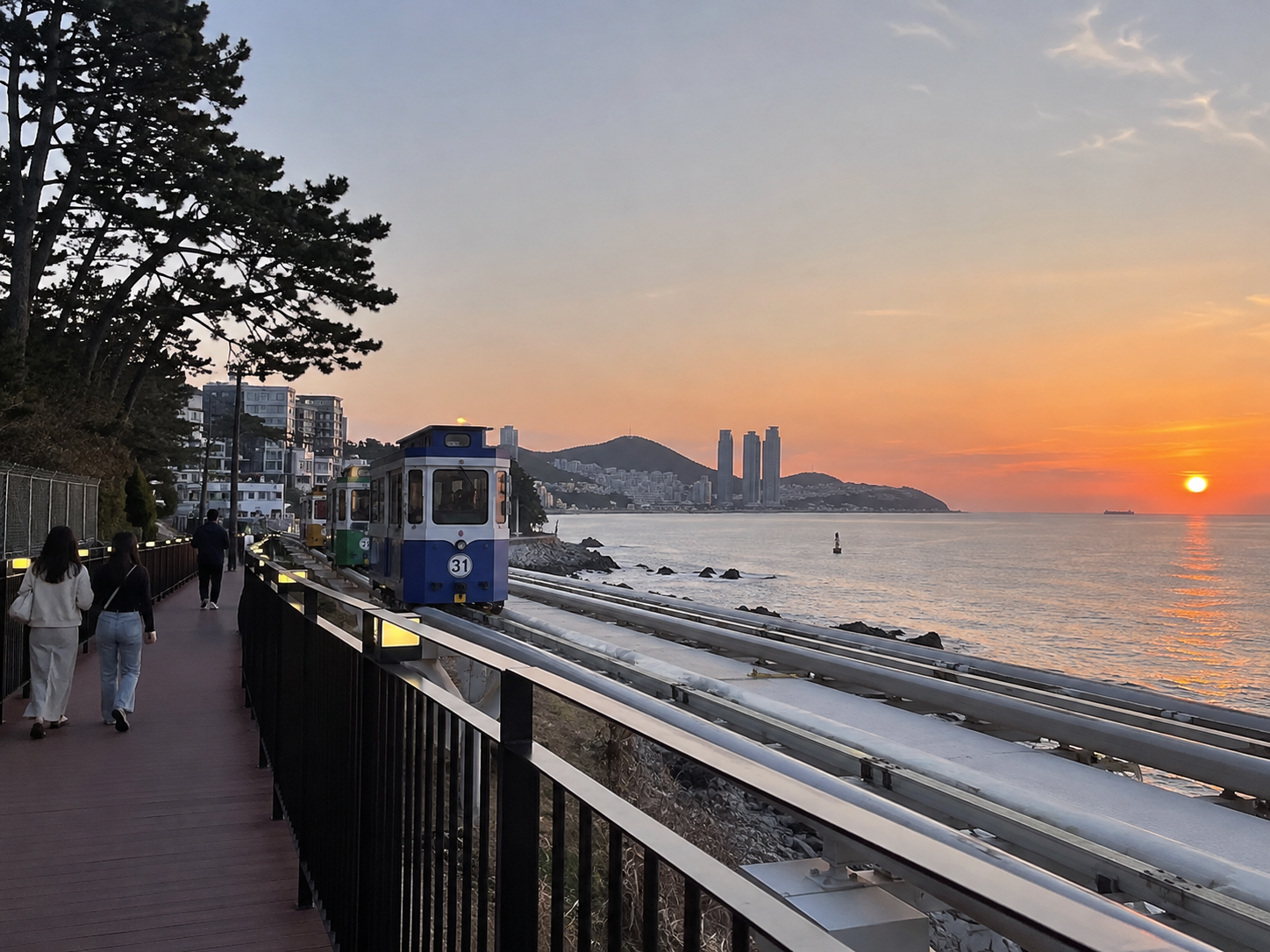 청사포와 미포 방향으로 이어지는 산책로와 해변열차