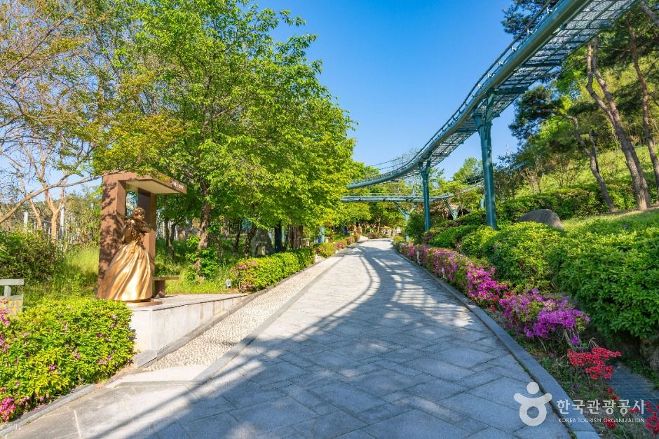 춘향테마파크 공원 산책로와 모노레일 선로