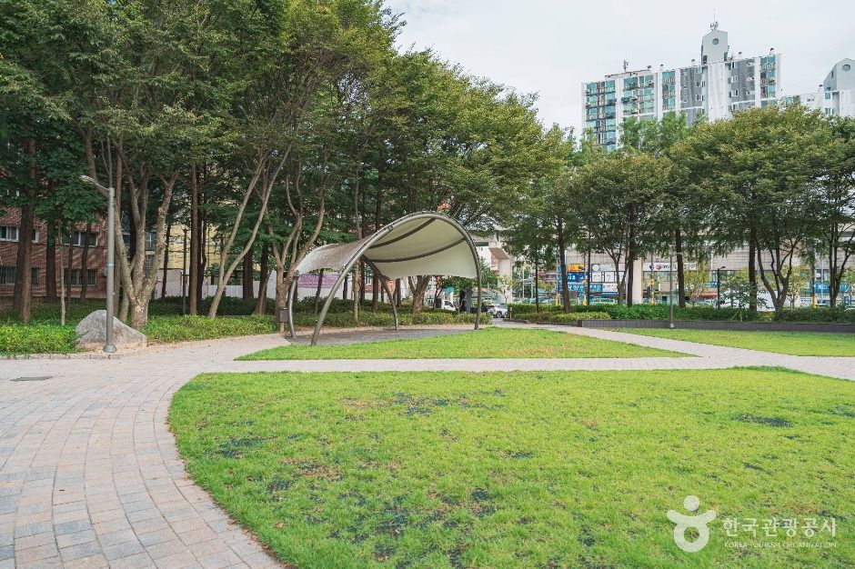 당고개공원의 잔디와 산책로