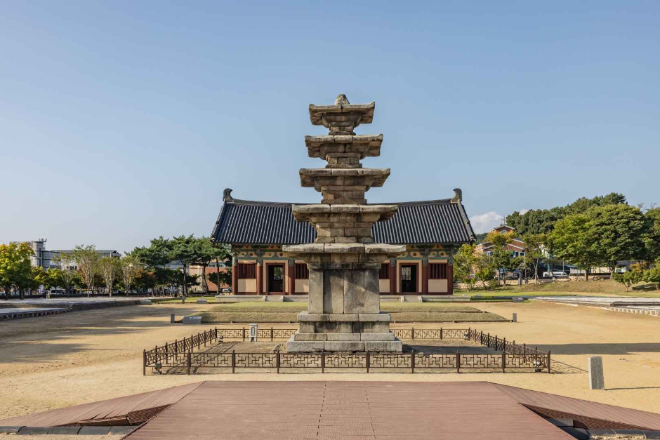 정림사지 오층석탑과 법당