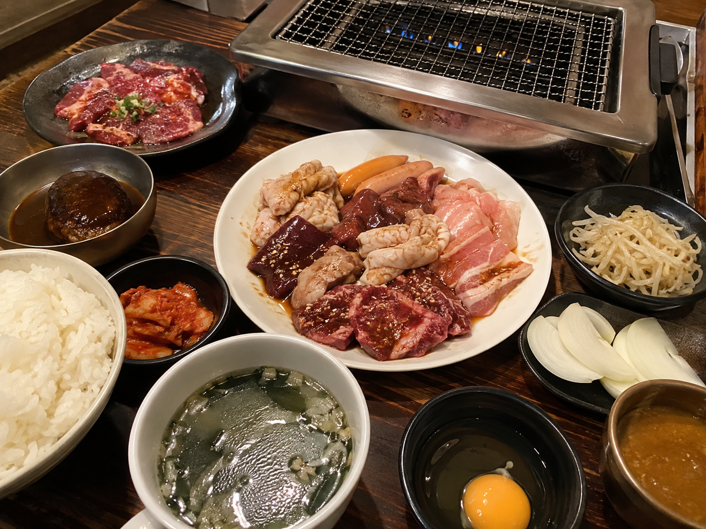 소갈비와 여러 고기, 밥과 수프가 놓인 무한리필 상차림