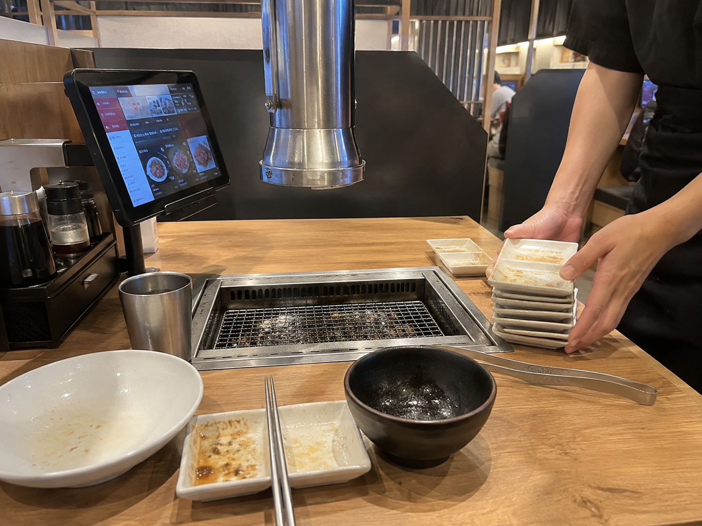 터치패널과 1인 불판이 있는 매장 좌석